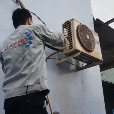 Vệ sinh dàn nóng cuốn trôi bụi bẩn tích tụ gây cản trở quá trình tản nhiệt