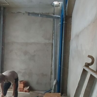 Sau khi lắp đặt sẽ được cố định chắc chắn. Ở những điểm ống đi vào trục kỹ thuật hoặc kéo lên mái, bắt buộc phải làm bẫy nước và xử lý chống thấm kỹ lưỡng.